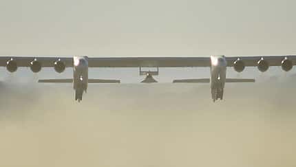 Stratolaunch Roc flog am 28. Oktober 2022 erstmals mit dem Hyperschall-Testflugzeug Talon-A unter dem Mittelflügel.