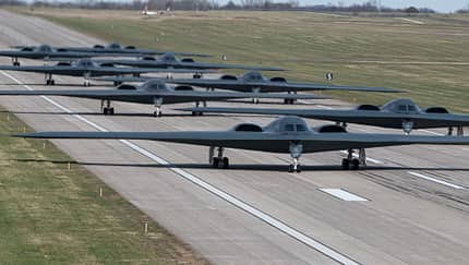 „Elephant Walk“ der Tarnkappenbomber - mit 8 B-2A 