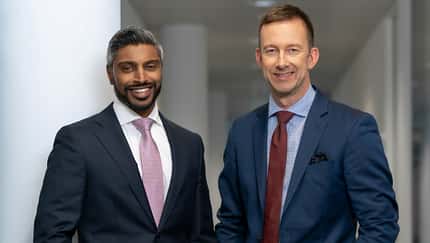 Lars Redeligx (rechts), Vorsitzender der Geschäftsführung, und Pradeep Pinakatt, Kaufmännischer Geschäftsführer und Arbeitsdirektor der Flughafen Düsseldorf GmbH.