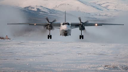 Antonow An-26 verliert im Flug Gepäck und Hüte
