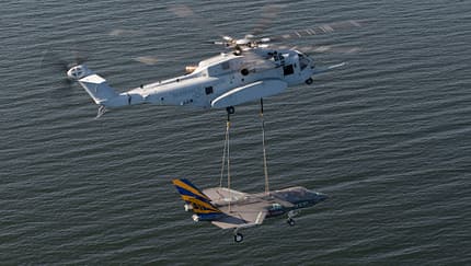 Mit dem Sikorsky CH-53K King Stallion hat das US Marine Corps versuchsweise den Transport einer F-35C Lightning II  am Haken durchgeführt