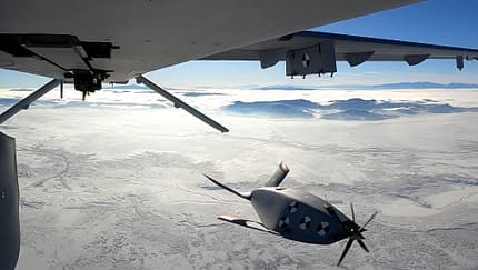 General Atomics Aeronautical Systems testet seinen „überlebensfähigen Air-Launched Effector“ Eaglet, der von der MQ-1 gestartet wird. 