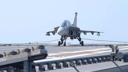 Der in Cochin gebaute neue Flugzeugträger INS Vikrant hat am 6. Februar 2023 erste Versuche mit dem Kampfjet LCA (Navy) durchgeführt.