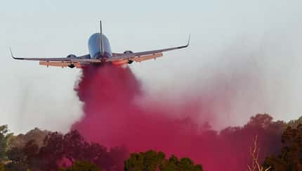 Hier kommt die erste Boeing 737-700 als Wasserbomber