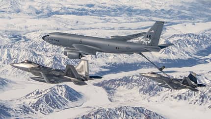 F-22A der US Air Force aus Elmendorf schossen über Alaska und Kanada zwei unbekannte Flugobjekte ab.