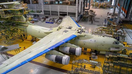 Die Iljuschin Il-76MD-90A wird bei Aviastar in Uljanowsk endmontiert.