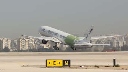 Der 777-300ERSF-Frachterumbau "Big Twin" ist bei IAI zum Erstflug gestartet.