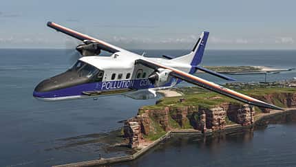 Die Dornier 228 jagt Ölsünder in Nord- und Ostsee.
