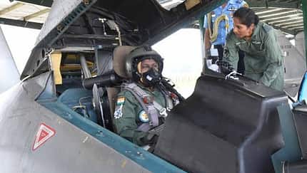 Indiens Präsidentin wagt Mitflug in Su-30MKI 