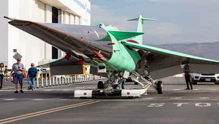 Die X-59 QueSST rollt im Laufstall Richtung Erstflug