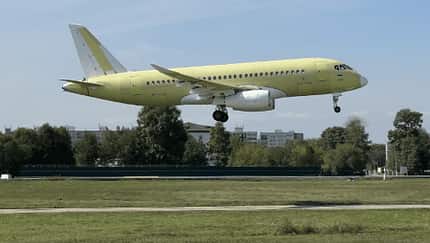 Russlands neuer Superjet hebt ab zum Jungfernflug
