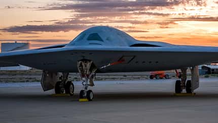 Die B-21 Raider rollt erstmals aus eigener Kraft