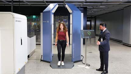 Rohde & Schwarz und FRA testen in Frankfurt einen Walk-Trough-Scanner.