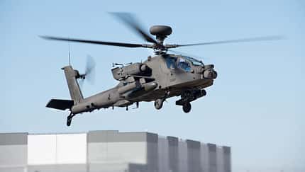Boeing AH-64E Enhanced Hubschrauber in der Luft