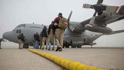 Lockheed C-130 Einstieg Passagiere