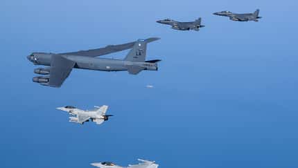 B-52 im Flug mit F-15 und F-16 aus Südkorea