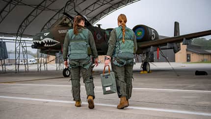 Zwei Pilotinnen vor A-10