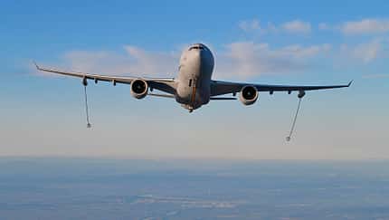 Airbus A330 MRTT im Flug von vorn Schläuche ausgefahren