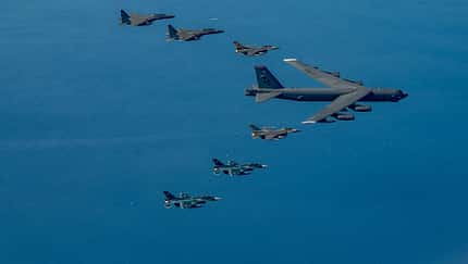 B-52 im Flug mit F-15 und F-16