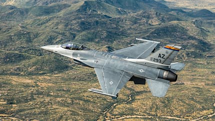 F-16 im Flug über Wüste