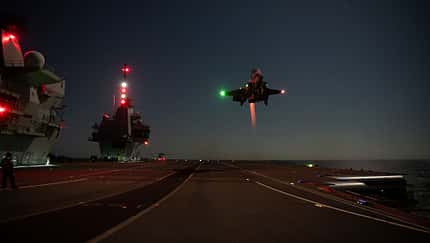 F-35 landet bei Nacht auf Flugdeck