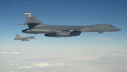 B-1B Lancer in Formation mit Gripen