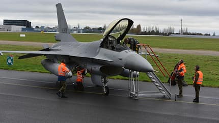 F-16 am Boden mit Personal