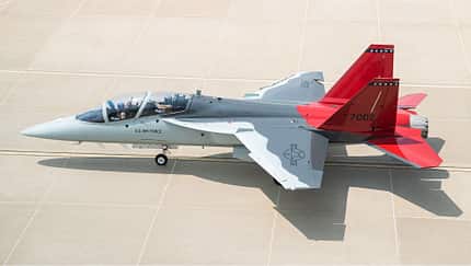 Boeing T-7A seitlich am Boden