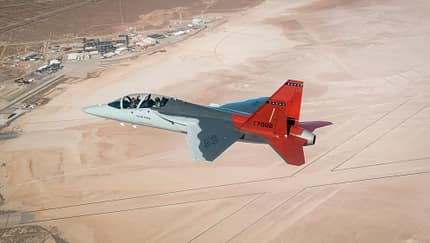 T-7A Edwards im Flug über Wüste