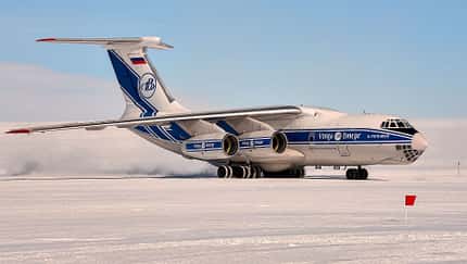 Il-76 auf Eispiste seitlich