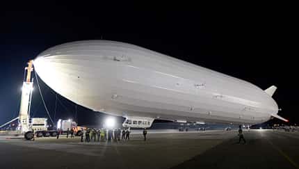Pathfinder 1 Luftschiff am Boden bei Nacht