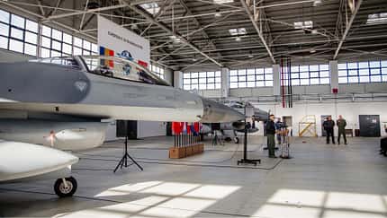 F-16 am Boden mit Redner