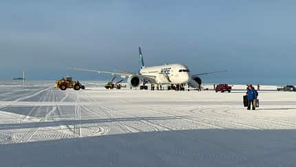 Boeing 787 auf Eispiste