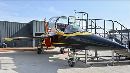 Hongdu L-15 am Boden auf Messe