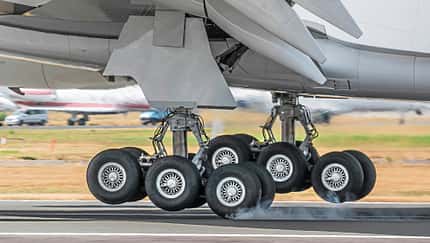 Gib Gummi! Was Flugzeugreifen aushalten müssen