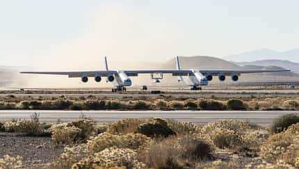 Stratolaunch Roc auf Startbahn