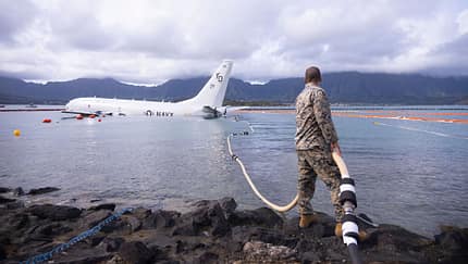 P-8 Poseidon im Wasser vor Hawaii mit Soldat und Schlauch