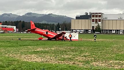 PC-21 Wrack in Wiese
