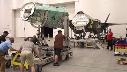 F-35 Komponenten in Werkstatt mit Personen