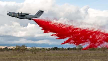 A400M Abwurf Löschmittel mit Landschaft