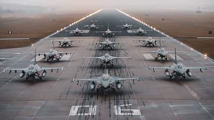 F-16 Fighting Falcon Formation auf Startbahn