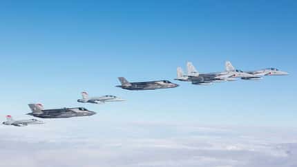 F/A-18 mit F-35 und F-15 in der Luft