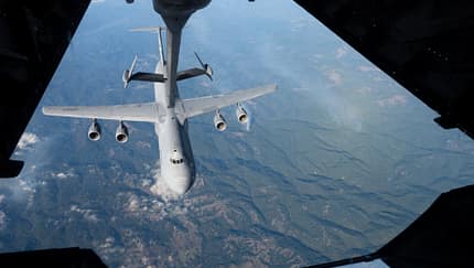 C-M Galaxy betankt KC-10 in der Luft.