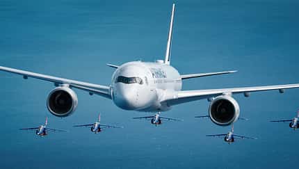 Airbus A350 mit Patrouille de France von vorne