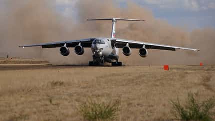 Il-76MD-90A landet im Dreck