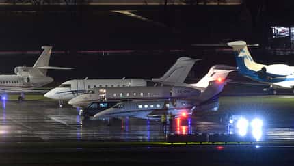 Business Jets bei Nacht