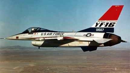 YF-16 in der Luft von der Seite