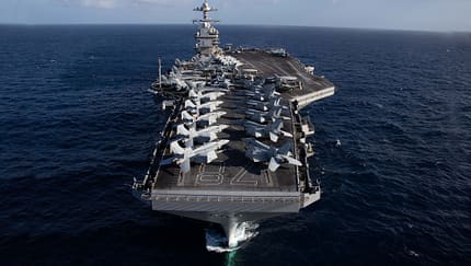 USS Gerald Ford aus der Luft von vorne
