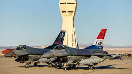 50 Jahre F-16 Edwards bunte Flugzeuge nebeneinander