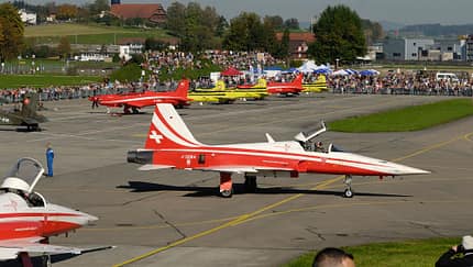 Airshow Emmen F-5 Patrouille Suisse von der Seite